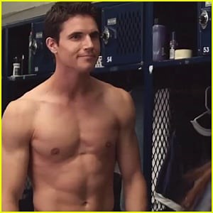 Robbie Amell Goes Shirtless in ‘Duff’ Teaser Trailer – Watch Now!