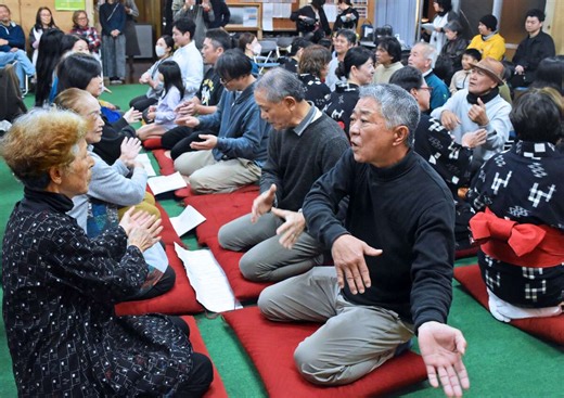 男女が一緒にいると非難された昭和初期…この夜だけは許された――奄美市笠利で旧正月行事「節田マンカイ」　100人が唄を掛け合い手踊り