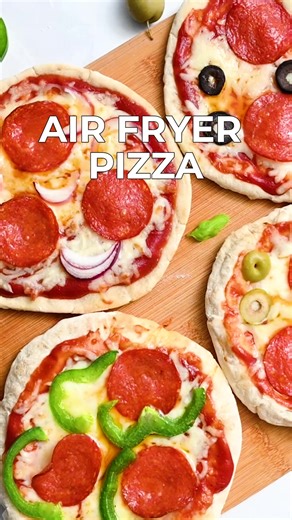 Whip up crispy, golden air fryer pizzas in a flash! Whether you’re using fresh dough or a quick pita base, this recipe lets everyone customize their own personal pie. It’s the ultimate stress-free dinner for busy weeknights when you want maximum crunch with minimum effort.🍕😄 Ingredients 13.8 ounces refrigerated pizza dough ½ cup tomato sauce 2 cups mozzarella cheese 12 slices pepperoni any additional toppings Directions Cut the pizza dough into 4 equal parts. Roll into a thin, round shape to m