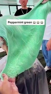 Atemberaubend! 😍Krass echt genial 😍 #shorthair #grauehaare #frisuren #haircut #hairstyle #grayhair #lila #purple #green #pink #frech #blonde #hairstylist #blondehaare #makeup #blond | Kurzhaarfrisuren