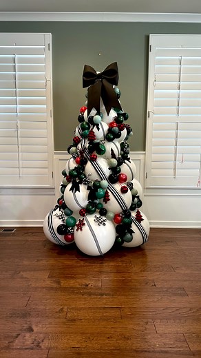 Victoria Dzierza on Instagram: "❤️🌲🖤BALLOON TREE 🖤🌲❤️ This balloon tree brought all the classic vibes, and I couldn’t be happier with how it turned out! Traditional colors like these are such a fun change from the pastel Christmas trend I’ve been working on lately. Just a few more trees and events to wrap up before a much-needed holiday break! ✨ . . . . . . . . #balloonchristmastree #christmastreeballoon #christmasbackdrop #christmascrafts #christmasballoons #chri