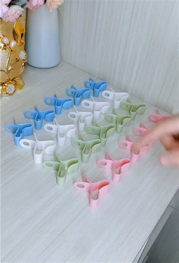 A small hanger with a hook allows you to chain hangers together, organizing them neatly and saving space. #hanger #hook