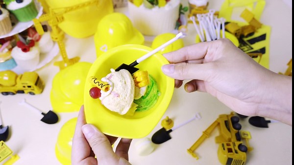 Uiifan 24 Sets Construction Ice Cream Bowls with Shovel Spoons, 8 oz Plastic Helmet Dessert Cups Snack Bowls for Construction Birthday Party Supplies, Kids Themed Party Favors (Yellow)