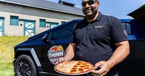 Pizzaiolo usa carro da Tesla para preparar pizzas e surpreende clientes