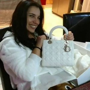 AZALEA RANGEL GARCÍA DE MELÉNDEZ AMANTE DE NAASÓN JOAQUÍN GARCÍA Puesto: Secretaría, GROOMER, abogada, amante, contadora y prestanombre de Naasón Joaquín García Azalea Rangel García es originaria de Torreón Coahuila México. Su relación laboral y sentimental con Naasón Joaquín García empezó antes de que el fuera pastor Evangelista a finales de los noventas siendo nombrada como asistente personal y mandada a la obra en la Ciudad de México, maneja ahí las finanzas y compras exclusivas para los Joaq