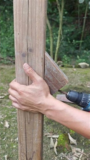 By using the stability of triangles, the diagonal brace remains upright.