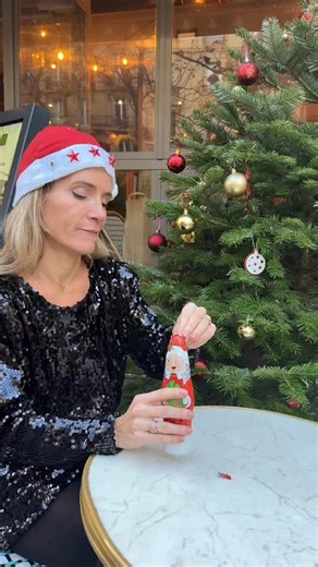 Here’s the advice from a real Parisian : Chocolates & champagne goes very well together so why not mixing them to celebrate Christmas this year ? How do you celebrate Christmas in your city / country ? Let me know I’m curious ⬇️ #lavieparisienne #parisianlife #parislife #parisienne #humour #parisjetaime #parisfrance #standupinparis | Julie Collas