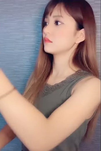 Japanese Robot Girl (Robotic Motion)