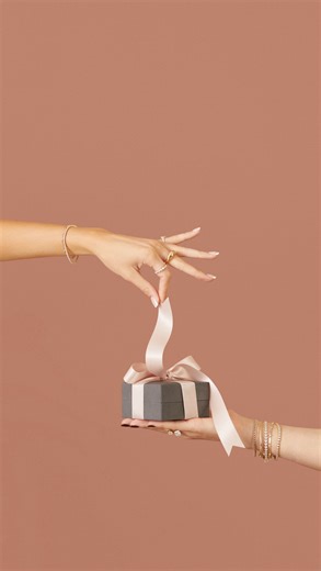 The EF Holiday Gift Shop is now open! Discover the gifts they really want… 😉🎀💎✨ | EF COLLECTION