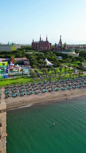 Dreamlike moments and a heartwarming vacation await you in the enchanting ambiance of the Kremlin Palace Hotel. 🏰💚 ⠀⠀⠀⠀⠀⠀⠀⠀ #KremlinPalaceHotel #KremlinPalace #Antalya #Nature #Beach