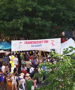 🇫🇷 From 10 to 13 July 2025, the French Market Francouzský trh - Le marché français will return to Kampa for the 18th time! This year’s market brings back the usual crowd-pleasers—fine wines, cheeses, fresh bread, and charcuterie. New on offer is pâté Pantin from No Stress Pekařna, an old recipe baked with meat. Also making a debut: a beef stand paired with Burgundy mustards in flavors like cognac, fig, and chili—a traditional twist with unexpected aromas. | Prague Morning