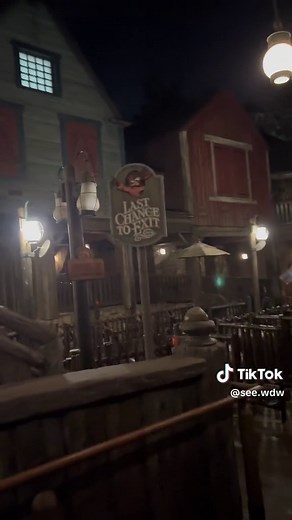 Walking an empty Splash Mountain queue! #seewdw