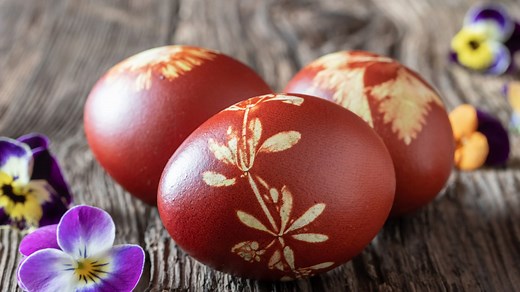 So kann man Ostereier mit Hausmitteln färben