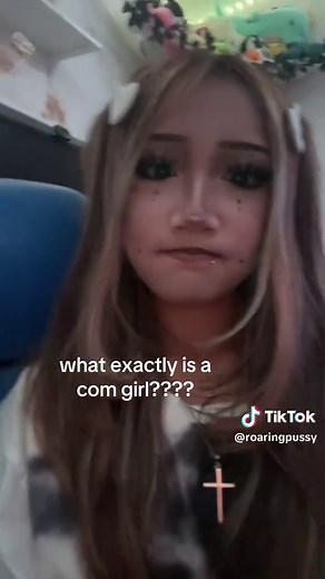 Understanding the Com Girl Style and Culture