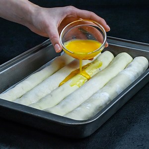 342K views · 2.3K reactions | O idee fantastica de rulada cu foietaj din comert si cateva ingrediente simple Ingrediente: aluat foietaj cu drojdie - 500 g cașcaval - 150 g smântână - 200 ml ardei gras - 150 g cârnați cabanos - 5 buc ouă - 1 buc Tavă cu dimensiunea 30 cm x 20 cm LA CUPTOR 180 °C/30 minute | Cookrate - Romania | Facebook