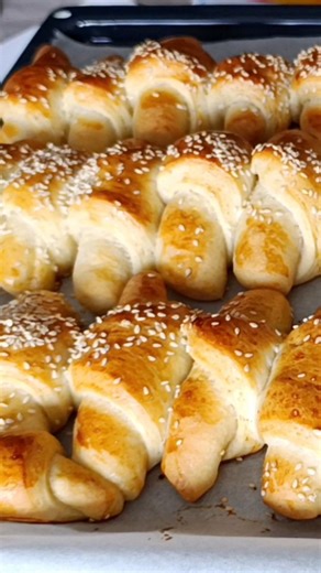 Moj Kutak Recepti on Instagram: "KIflice koje uvijek uspijevaju. Najmekše i najukusnije kiflice je recept koji uvijek rado preporučujem  .https://youtu.be/qD6Gjg8pHdM?si=m0JeZYeeUNSNzoRB .sve recepte potražite na yt kanalu Moj Kutak. . #kiflice #recepti #mojkutakrecepti #kuhinjarecepti #instafood #recepty #recept #domace #peci #peciva #zimnice #fypp #fyp #balkan #instafood #reelsviral #igtv #blogpost"