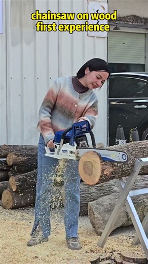 Pls call me power lady！First time using a chainsaw on wood.Powerful, smooth, incredibly satisfying 🪵