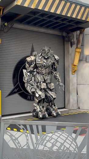 13K views · 242 reactions | Megatron at Universal Studios Florida! #universalstudiosflorida #transformers #megatron | see.uo | Facebook
