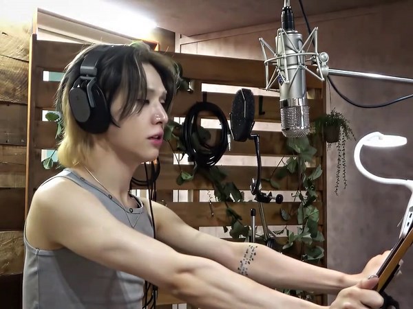 Understanding the Concept of 'Headlock' in K-Pop