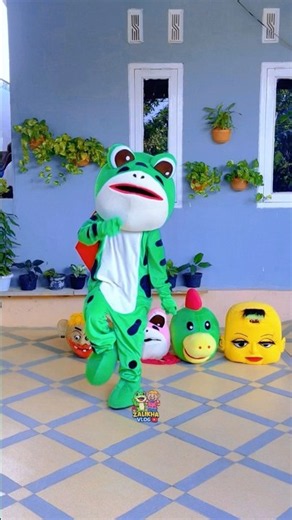 FROG CLOWN SUCCESSFULLY CHOOSES A HEAD