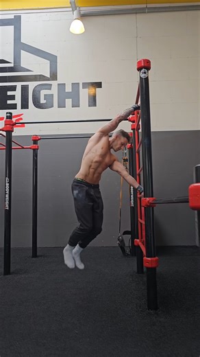 14K views · 136 reactions | Este joven domina a la perfección ciertos movimientos avanzados de calistenia. En esta ocasión, utilizó barras paralelas para realizar una impresionante caminata aérea. | Upsocl Video | Facebook