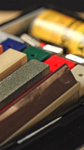  Lansky® Universal System – How to Use  1️⃣ Clamp the Blade –...