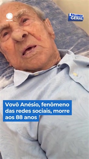Morreu neste sábado, aos 88 anos, o influenciador digital Anésio Fiori, conhecido como “Vovô Anésio”. A informação foi confirmada no perfil oficial que ele compartilhava com o neto Caio. Morador de Rincão (SP), ele ficou famoso em 2021 com vídeos do cotidiano ao lado da esposa, dona Elza, somando milhões de seguidores e curtidas. Segundo a família, ele teve um mal-estar em casa, foi socorrido e apresentou parada cardiorrespiratória. Chegou a ser transferido para um hospital em Araraquara, mas nã