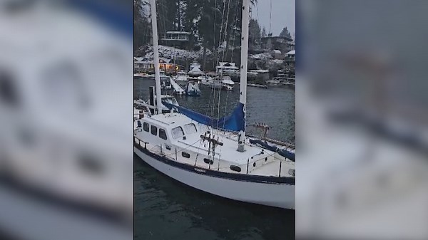 B.C. Ferries passenger captures moment 3 Bowen Island boats are hit