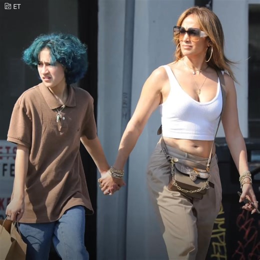 “Eras tan bonita y ahora pareces un hombre” La hija de Jennifer Lopez está lidiando con crudos comentarios después de mostrarse con un look totalmente desaliñado, pero la verdad de su nuevo estilo es solo para poder desafiar a su madre luego de que esta la “traicionara”... Síguenos en nuestro canal de YouTube: http://bit.ly/yt-iconos | Upsocl Mujer