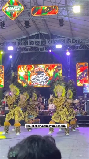 Topeng Ireng Saleho Memukau di “1000 Pesona Lereng Merapi” SLEMAN – Kelompok kesenian Saleho Karya Budaya Indonesia sukses menjadi bintang utama dalam perayaan HUT ke-79 Kalurahan Hargobinangun, Pakem, Sleman, bertajuk “1000 Pesona Lereng Merapi” malam tadi . Tampil di panggung utama, kelompok asal Boyolali ini menyajikan tarian kolosal Topeng Ireng dengan kostum hitam-emas yang megah dan gerakan yang penuh energi. Pertunjukan ini berhasil memukau ribuan penonton, memadukan elemen tradisi yang k