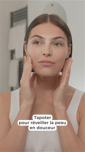 Maximiser les effets de votre routine skincare en adoptant une gestuelle adaptée ! 👉 On vous montre 3 gestes à effectuer en application du sérum Hydra Végétal hydratation non-stop 100h, pour une peau repulpée et hydratée 💙 1️⃣ Tapoter du bout des doigts votre peau pour un réveil en douceur 2️⃣ Lisser de bas en haut pour activer la microcirculation 3️⃣ Drainer au niveau des clavicules pour éliminer les toxines et apporter de l'éclat à la peau 💬 Et vous, ce genre de gestuelle fait partie de vot