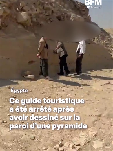 Guide touristique arrêté pour dessins sur pyramide en Égypte