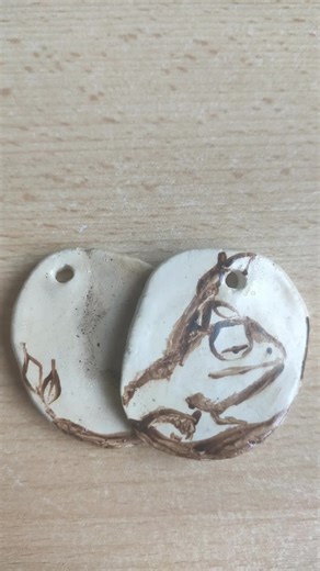 #schmuck #geschenkideen #smallbusinessgermany #leipzig ich glaube meine Küche wird der Treffpunkt für Videos machen sein. sorry 🤣🙏 Habt ihr Bock aufzufallen, seid ihr jemand der gerne Schmuck trägt der ausgerwöhnlich anders ist, Schön, edel je nach passenden Style. Die Tips bekommt ihr von mir natürlich mit. So bald ich draußen 20 Grad habe🤣🤣🤣.