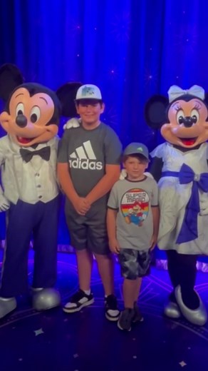 Meeting Minnie Mouse & Minnie Mouse Meet & Greet in EPCOT at Disney World #mickeymouse #minniemouse #disneyworld #disney #disneyparks