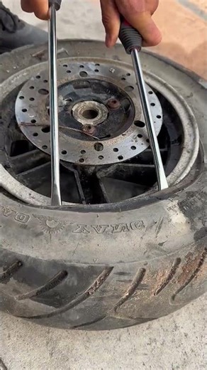 Simple and easy to use tire pry bar