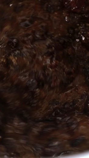 Easy Christmas Cake Recipe An easy Christmas cake that turns out perfect every time. No creaming, beating or soaking of fruit required!🎄 Traditional fruit Christmas cake tastes at its absolute best if it’s allowed to mature before you eat it. Personally, I think early November is perfect, as we’re just starting to feel a little Christmassy, and I know I’ll be able to give the cake at least 4 or 5 feedings before I decorate it. Comment 'recipe' and I'll DM you the link to save or print. https://