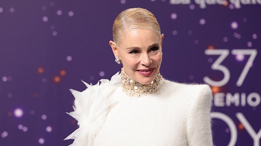 La evolución del estilo de Belén Rueda en los Premios Goya: De su vestido bicolor a la capa de plumas