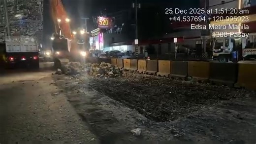 24/7 ANG EDSA ROAD REPAIR WORK - DPWH Makikita sa video na kuha ng Department of Public Works and Highways (DPWH) ala-1 ng madaling araw noong Huwebes, Disyembre 25 na tuluy-tuloy ang asphalt overlaying at road reblocking sa piling bahagi ng EDSA bilang bahagi ng ginagawang EDSA rehabilitation program na sinimulan noong Disyembre 24 ng gabi. Beinte kuwatro oras ang isinasagawang road repair sa bahagi ng EDSA mula Roxas Blvd. hanggang Orense, Makati City, kaya pinayuhan ng DPWH at Metropolitan Ma