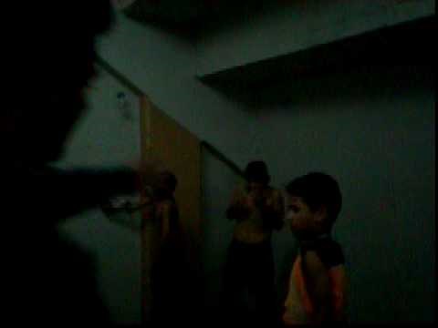 NIÑOS BAÑANDOSE MUY CONTENTOS