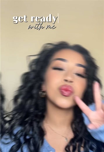 Chica haciendo su maquillaje: tutorial y rutina