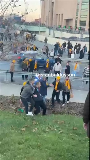 İstanbul Duysun on Instagram: "Çağlayan Adliyesi önünde tagcılar ile taksiciler arasında kavga çıktı. Taraflar arasında yaşanan arbede çevrede paniğe neden olurken, olay yerine polis ekipleri sevk edildi."