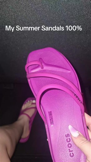 #crocs #crocsandals #widefeetfriendly