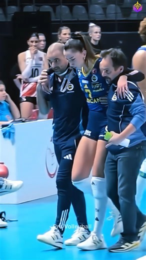 SHOCKING 😳💔 Hande Baladın Suffers Serious Leg Injury on Court! #youtubeshorts #sportsmoments
