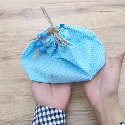 23K views · 305 reactions | Easy-to-make makeup bag. DIY project. #makeupbag #diy #sewing #patchwork | Knitting Therapy | Facebook