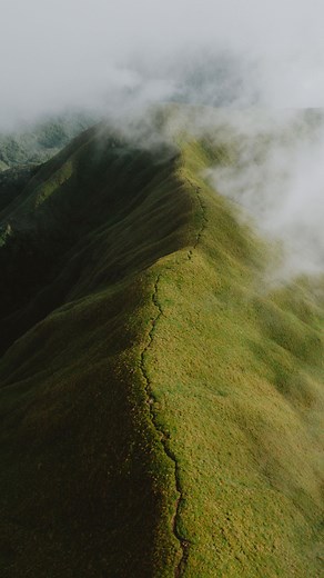 Badlan Bamon on Instagram: "Majestic Of Anak Dara Hills⛰️ Drone : @rajawalifpv Krakatoa 7 + @tmotorfpv F90 1300kv Camera : @djiglobal Action 2 Full Video Watch On Youtube “ Arsal Bahtiar “✨ 📍Anak Dara Hills , Lombok Indonesia. #kelanabentala #exploreindonesia #sembalun #fpvdrone #fpvamazing #tmotorfpv #beautifuldestinations @beautifuldestinations @bentalakelana @insidesembalun @fpvamazing"