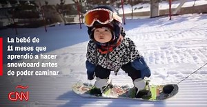 Wang Yuji, de penas 11 meses, no ha aprendido del todo a caminar. Pero, cuando se trata de practicar snowboard no tienen ninguna dificultad. Conoce a esta bebé que ya es una sensación en internet. | CNN en Español
