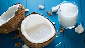 Raw Coconut Benefits: कच्चा नारियल खाने के 8 हैरान करने वाले फायदे