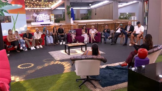 935K views · 20K reactions | Yina Calderón finalmente participó en el Aftershow con Karen Sevillano. La creadora de contenido afirmó que le ha resultado difícil dejar su estilo de vida y controlar su carácter, pero que le gusta formar parte de #LaCasaDeLosFamososCol. 類 ¡No te pierdas ni un segundo de #LaCasaDeLosFamososCol2! ✨Descarga la app Canal RCN y disfruta del contenido único. | Canal RCN | Facebook