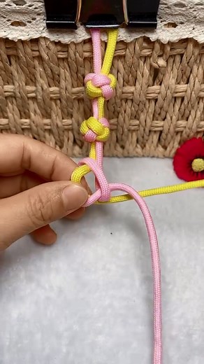 Learn how to tie a simple round knot bracelet #craft #DIY #diy | Craft 1 Minute
