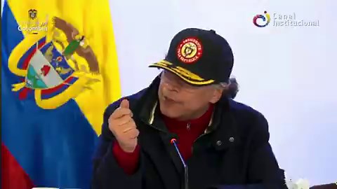 Gustavo Petro arremete contra Shakira por decir que las mujeres facturan… luego afirma que el “clítoris está amarrado al cerebro y el pene está amarrado al cerebro”.Cuesta creer que los colombianos votarán por este tipo.Parece una parodia😅